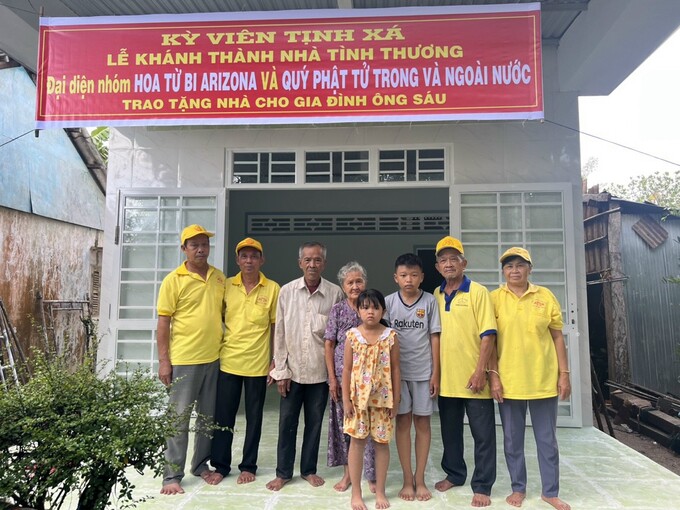 Ngoài việc làm tài xế trong Đội xe cấp cứu từ thiện “0” đồng, các bác tài còn tham gia nhiều chương trình thiện nguyện khác. Ảnh: NVCC