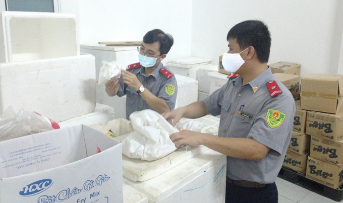 Lực lượng chức năng của Sở NN&PTNT Hà Nội kiểm tra chất lượng vệ sinh an toàn thực phẩm tại huyện Đông Anh. Ảnh: Hoàng Bách (Hà Nội mới)
