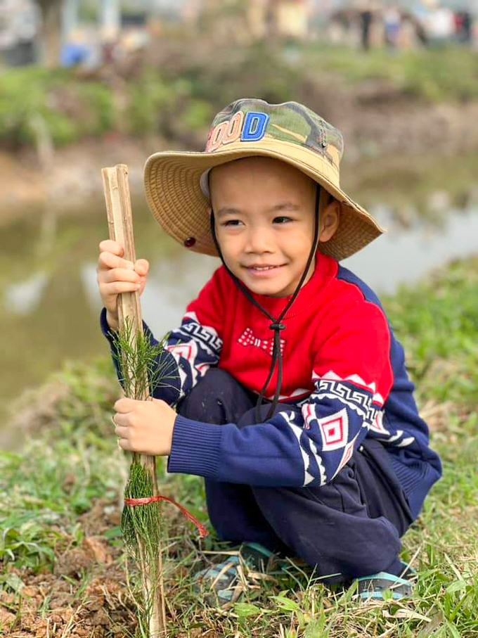 Em nhỏ tích cực tham gia hoạt động trồng cây