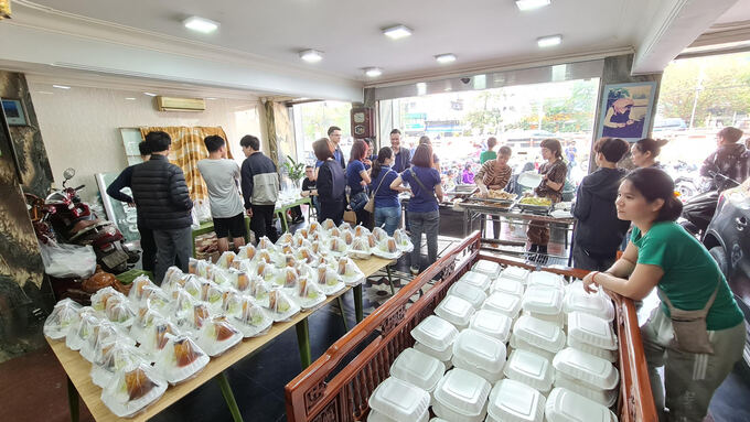 Những suất cơm được gửi tới người dân đều được sắp sẵn vào từng hộp, từng túi gọn gàng. Ảnh: Nguyễn Phương Liên