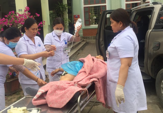 Các y bác sĩ Trung tâm y tế Tương Dương cấp cứu sản phụ H.T.P. Ảnh: Từ Thành