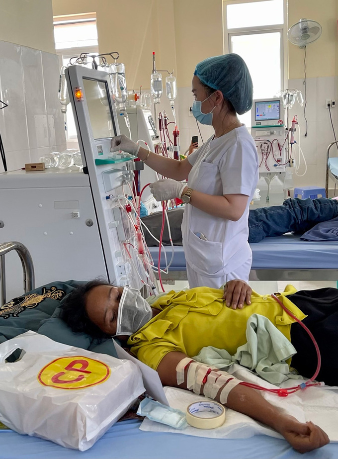 Điều dưỡng chăm sóc bệnh nhân tại Khoa Thận - Tiết niệu - Lọc máu của Bệnh viện Đa khoa Lâm Đồng (nguồn Baolamdong.vn)