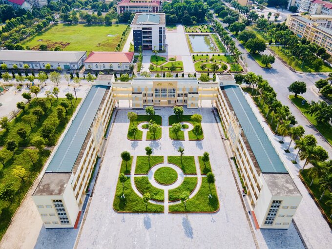 Khuôn viên Trường tiểu học, Trung học cơ sở và Trung học phổ thông Hồng Đức.