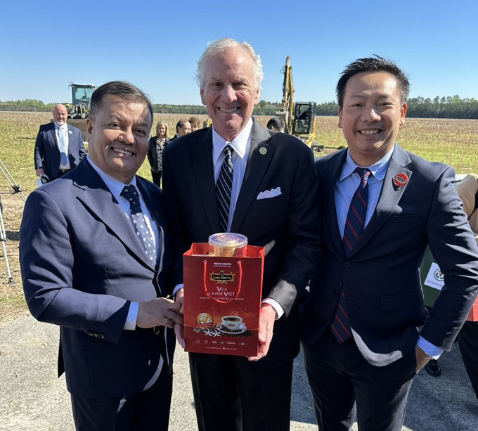 Đại diện King Coffee và ông Henry Dargan McMaster, Thống đốc bang South Carolina (giữa) tại buổi lễ động thổ