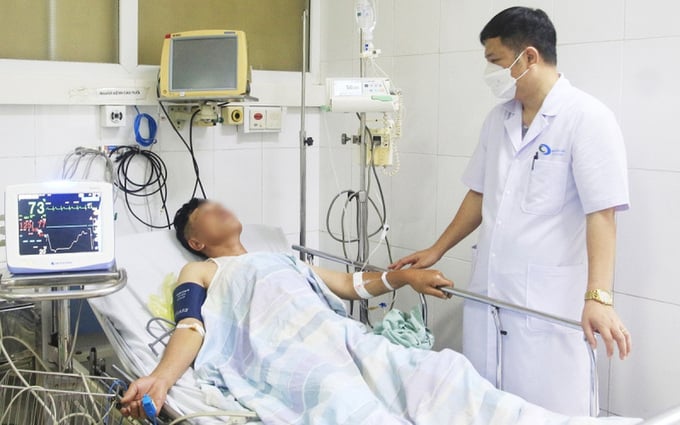 Cấp cứu bệnh nhân ngộ độc so biển. Ảnh: BVCC (VTV)