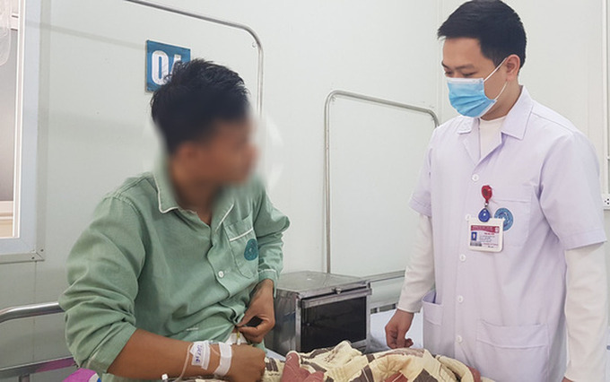 Bác sĩ thăm khám cho bệnh nhân. Ảnh: BVCC