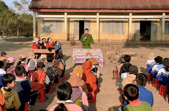 Công an xã Ea Hồ tuyên truyền phòng, chống đuối nước cho các em học sinh. Ảnh: Báo Đắk Lắk