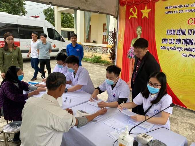 Theo đó, ngày 18/3, Bệnh viện Đa khoa tỉnh phối hợp với Phòng an ninh chính trị nội bộ Công an tỉnh tổ chức khám, tư vấn sức khỏe và cấp phát thuốc miễn phí cho đối tượng chính sách, người có hoàn cảnh khó khăn tại Trạm y tế xã Gia Phong