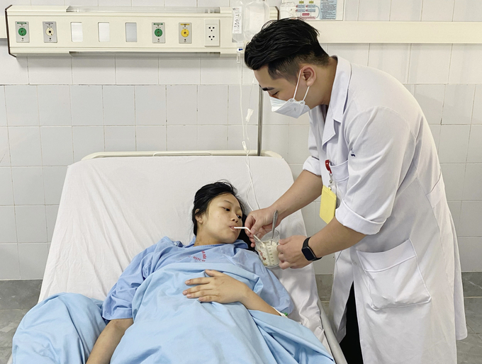 Bệnh nhân Đ.T.M.T được bác sĩ theo dõi và chăm sóc sau phẫu thuật.
