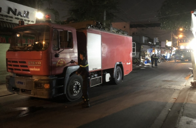 Nhiều xe cứu hỏa được điều động tới ngày hiện trường. Ảnh: VOV