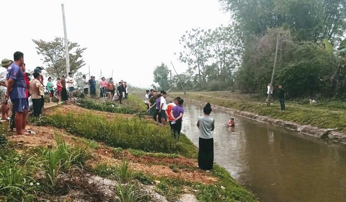 Hiện trường 2 chị em bị đuối nước được người dân phát hiện. Ảnh: Báo Lao động (Người dân cung cấp)