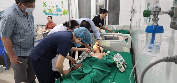 Phó Giám đốc Sở Y tế đề nghị các y, bác sĩ của bệnh viện tiếp tục quan tâm điều trị tốt cho bệnh nhân