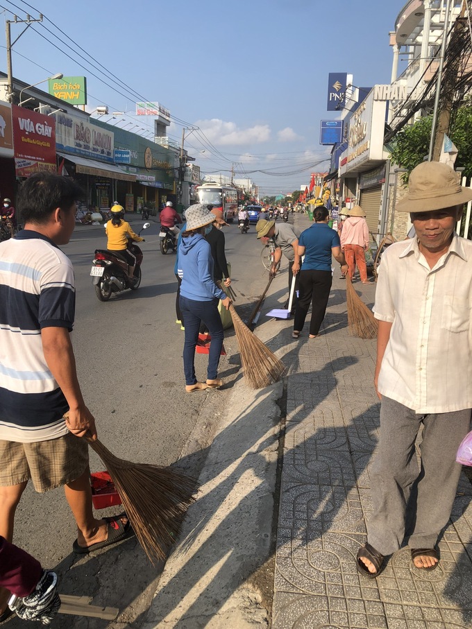 Hoạt động vệ sinh môi trường nhiều nhân dân phường tham gia