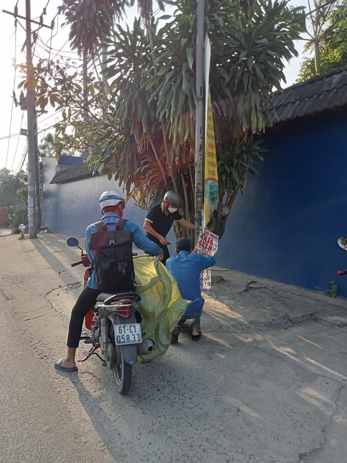 Tẩy xóa các rao vặt dán trái phép trên địa bàn phường
