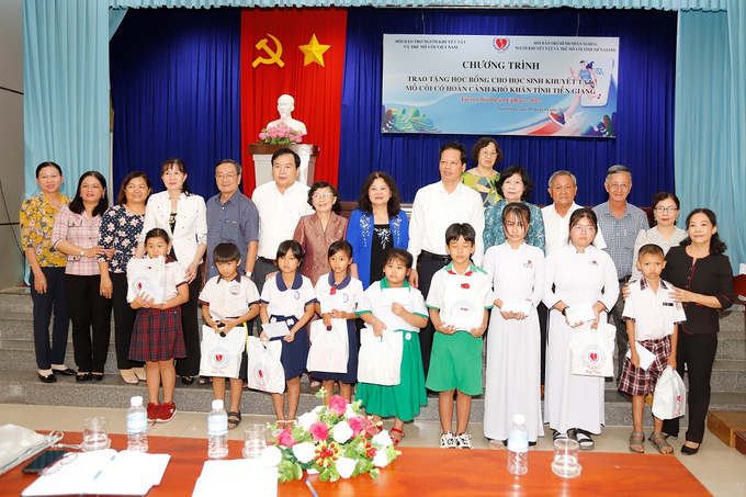 HS nhận học bổng chương trình chụp ảnh chung với đại biểu