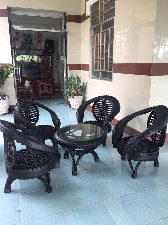 Sản phẩm bộ bàn và ghế bằng lốp do anh Thành Triệu thiết kế và lắp thành công cho người sử dụng