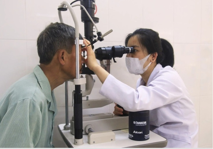 Thăm khám cho bệnh nhân sau phẫu thuật. Ảnh: BVCC (VTV)