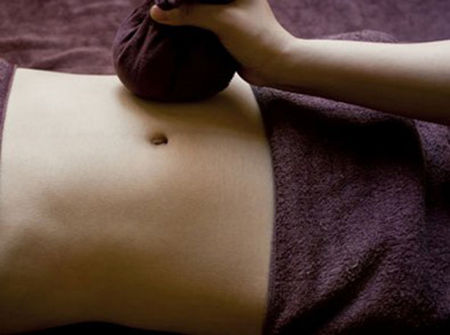 Làm nóng bụng chữa bệnh đau dạ dày cấp. Ảnh: Thầy thuốc Việt Nam