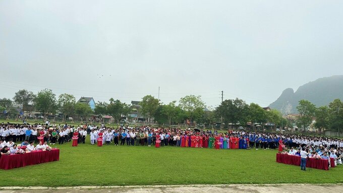 Buổi lễ thu hút đông đảo doanh nghiệp và người dân tham gia