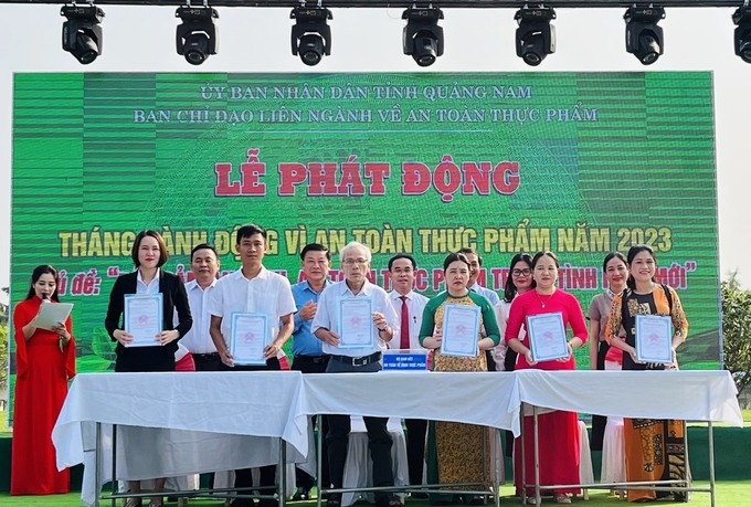 Ký cam kết đảm bảo ATTP trong dịch vụ ăn uống. Ảnh: Báo Quảng Nam