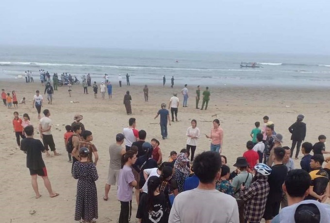 Lực lượng chức năng và người dân tìm kiếm học sinh bị mất tích. Ảnh: Người dân cung cấp (Báo Lao động)