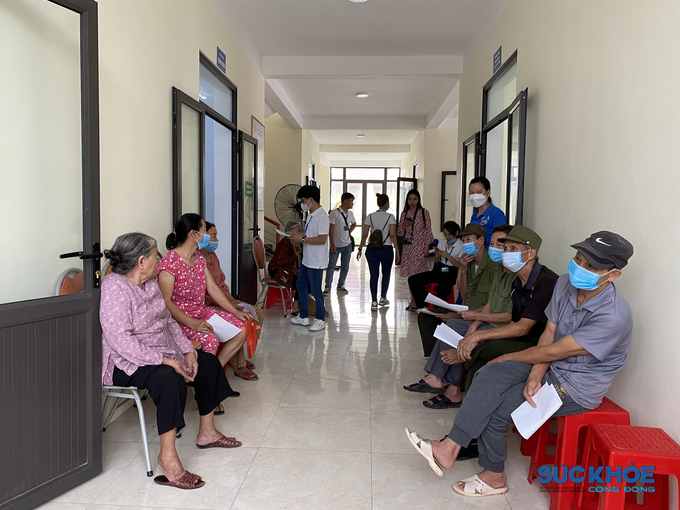 Người dân đợi đến lượt vào thăm khám.