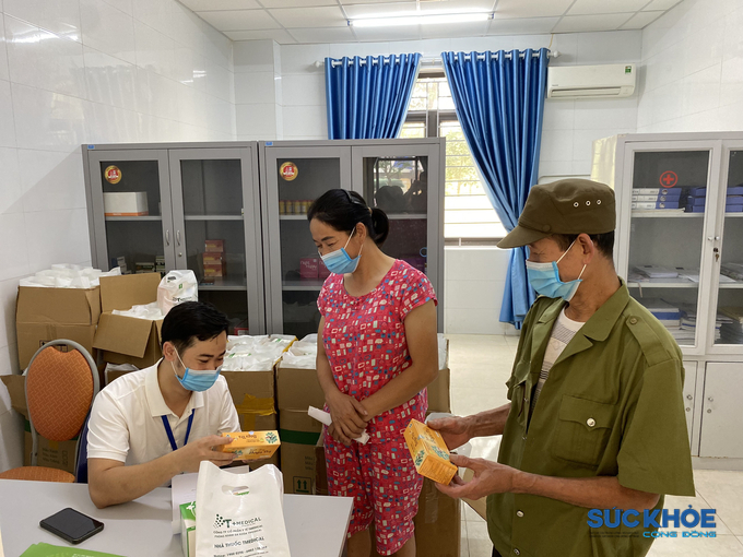 Sau quá trình thăm khám, nghe tư vấn, người dân được cấp phát thuốc miễn phí.