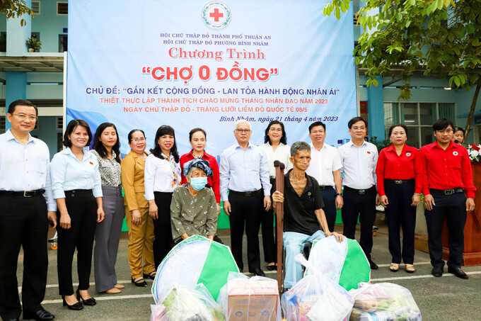 150 hộ nghèo, hộ cận nghèo được mua hàng miễn phí