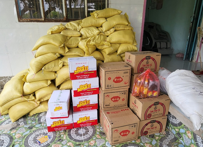 140 phần quà đóng góp từ các nghệ sĩ và các nhà hảo tâm