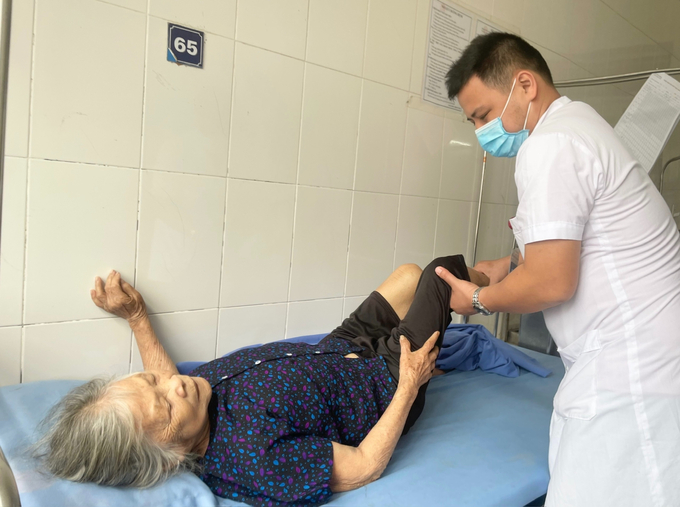 bac-sy-khoa-chan-thuong-chinh-hinh-bvdk-tinh-cao-bang-tham-kham-cho-nu-benh-nhan-100-tuoi-sau-thay-khop-hang-thanh-cong