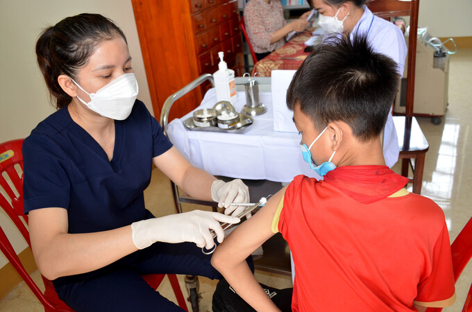 Cần chủ động chăm sóc sức khỏe, tiêm vắc xin để phòng bệnh trong thời điểm giao mùa (nguồn internet)