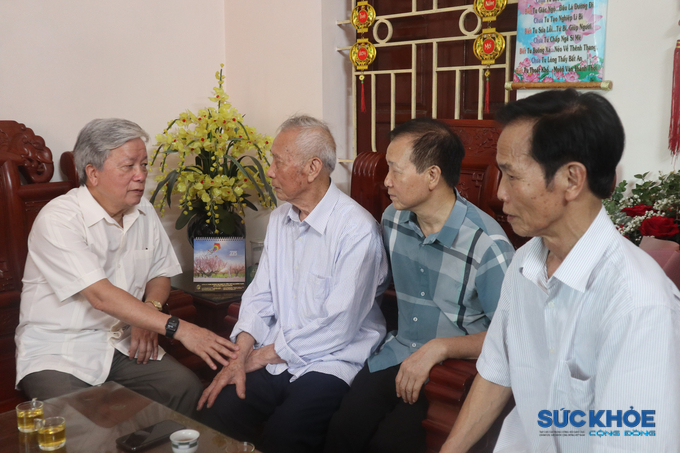 Ông Nguyễn Hồng Quân, cụ Nguyễn Văn Dỵ và hai con trai của cụ