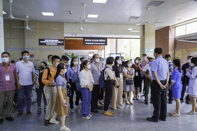 Các học viên  tham quan thực tế về quy trình quản lý chất lượng bệnh viện tại Bệnh viện Đại học Y Dược TP. HCM