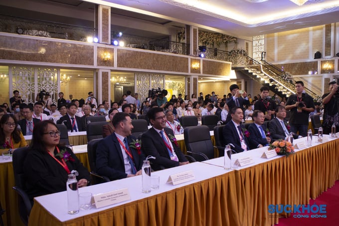Đại biểu tham dự triển lãm