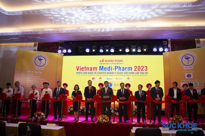 Các đại biểu cắt băng khánh thành khai mạc triển lãm