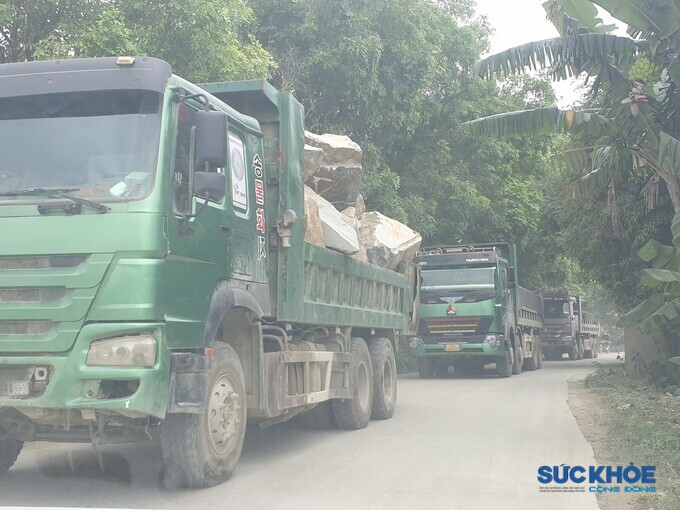 Xe ben chở đá tảng chất cao quá thành thùng, không được ràng buộc, che chắn, ngang nhiên lưu thông trên đường dân sinh