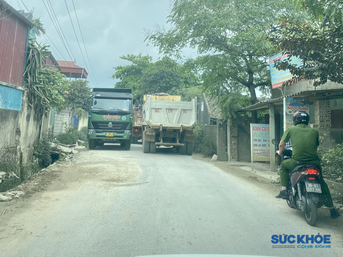 Xe tải lưu thông với tần suất khá lớn khiến tuyến đường bị ách tắc cục bộ