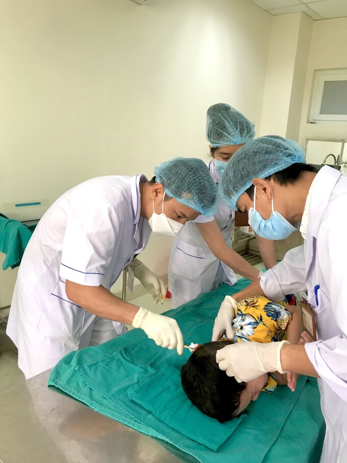 Bệnh nhân nhập viện với tình trạng u tiểu não kích thước lớn gây giãn não thất, ý thức giảm dần, gọi hỏi không đáp ứng, không đi lại được