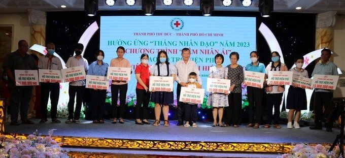Hội CTĐ TP. Thủ Đức trao hỗ trợ cho 18 giáo viên và học sinh bệnh hiểm nghèo có hoàn cảnh đặc biệt khó khăn