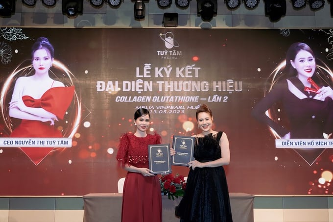 CEO Nguyễn Thị Tuỳ Tâm và diễn viên Hồ Bích Trâm tái kí đại diện thương hiệu Collagen Glutathione