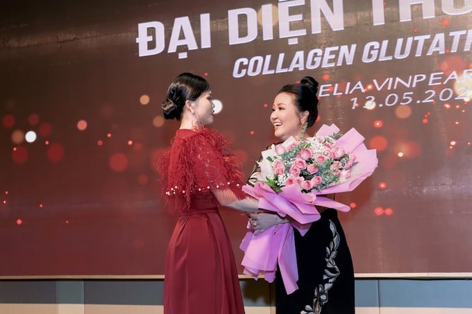 CEO Nguyễn Thị Tuỳ Tâm tặng hoa khách mời đặc biệt, diễn viên Ngân Quỳnh 