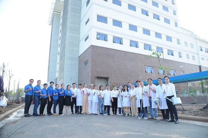 Các đại biểu chụp hình lưu niệm