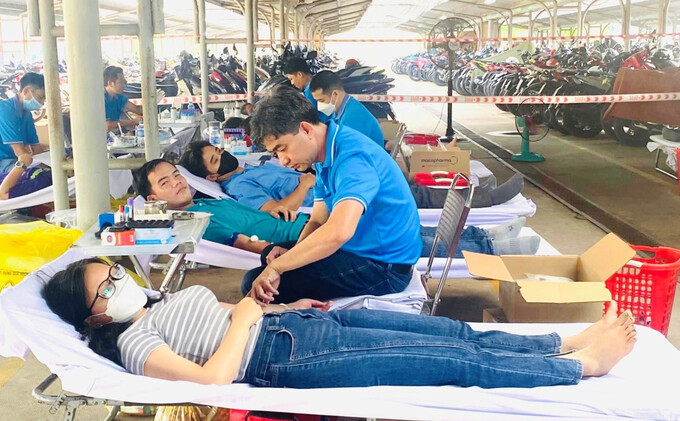 Công đoàn vien công nhân lao động tham gia HMTN tại Công ty TNHH Rochdale spears (phường Thạnh Phước, TP Tân Uyên)