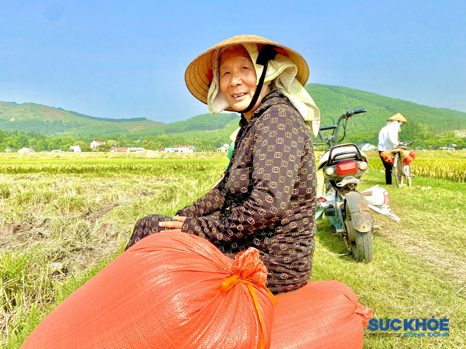 Để chống chọi với cái nắng thiêu đốt da thịt, khi ra đồng người dân phải mặc áo quần bịt kín từ đầu đến chân, ai cũng làm việc rất gấp gáp, mong sớm hoàn thành công việc để trở về nhà nghỉ ngơi tránh nắng.