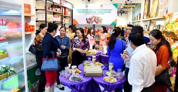 Đại biểu tham quan và dùng thử các sản phẩm (nguồn angiang.gov.vn)