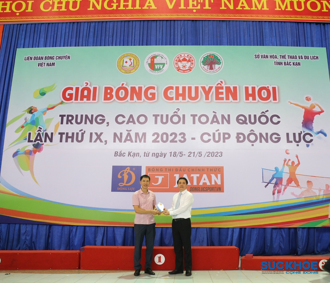 Ông Vũ Việt Anh – Phó Chủ tịch Hội trao tặng Chủ tịch UBND tỉnh Biểu tượng Vì sự nghiệp GDCSSKCĐ