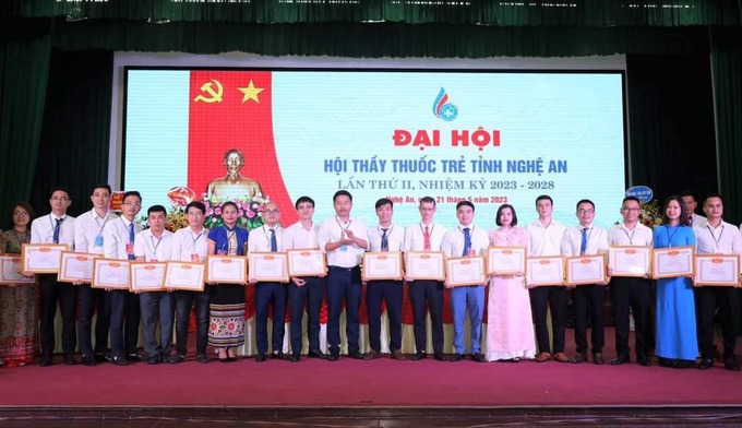 Khen thưởng các y, bác sĩ, thầy thuốc trẻ có nhiều thành tích trên các mặt công tác. Ảnh: LH