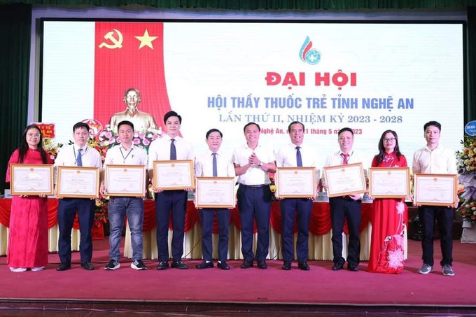 Trao tặng bằng khen các y, bác sĩ, thầy thuốc trẻ có nhiều thành tích trên các mặt công tác. Ảnh: LH