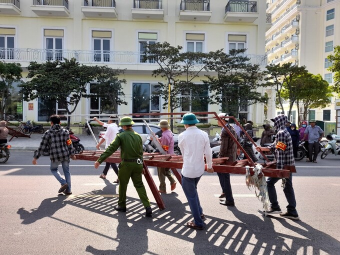 Lực lượng chức năng tháo dỡ, di chuyển cầu thang tự chế.