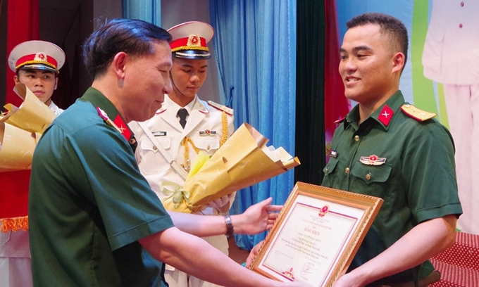 Chính ủy Bộ CHQS tỉnh trao bằng khen của Chủ tịch UBND tỉnh Hà Tĩnh cho Trung úy Nguyễn Ngọc Quyết. Ảnh: Báo Hà Tĩnh